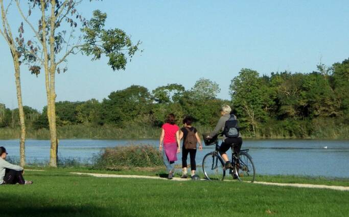 Cyclistes en bord de Charente sur la Flow vélo ©Office de tourisme Rochefort Océan